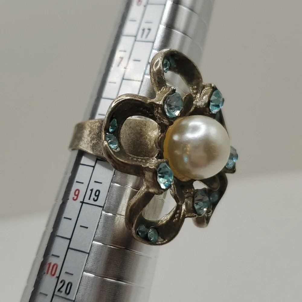 Lot of Five Vintage Costume Rings, Sizes 7-9 (including Trifari) - Picture 7 of 11